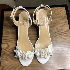 Women’s white sandals size11
